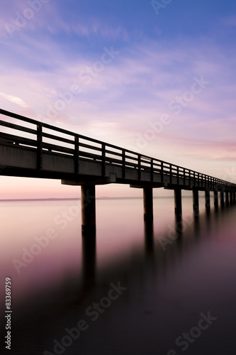 Steg im Meer bei Sonnuntergang