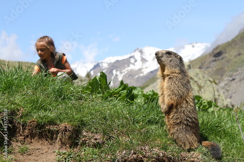 mère et fille donnant à manger à une marmotte