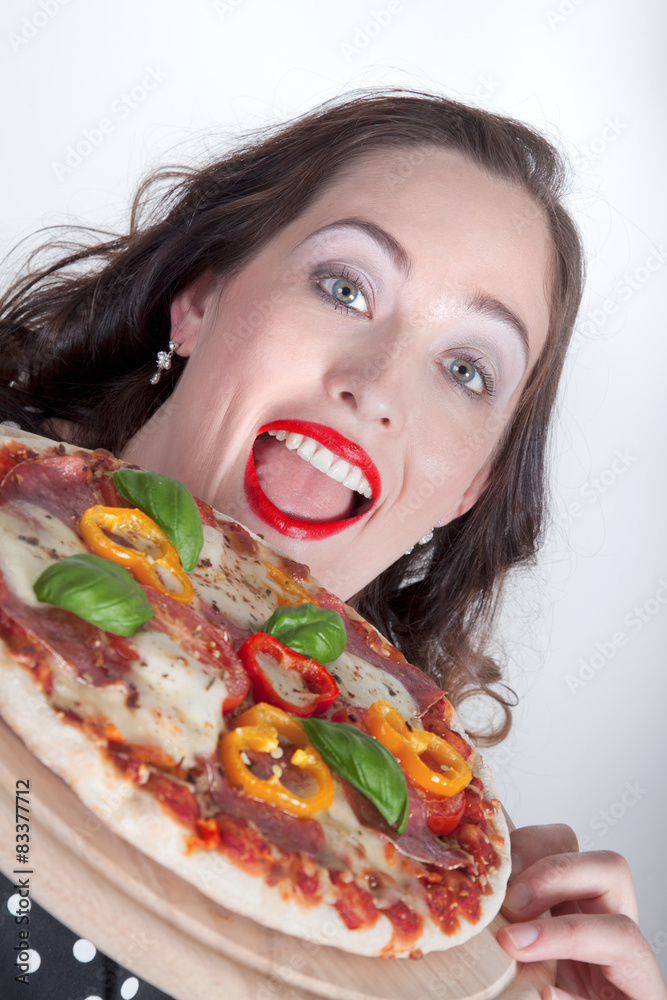 Frau Gesicht mit Pizza witzig Nahaufnahme