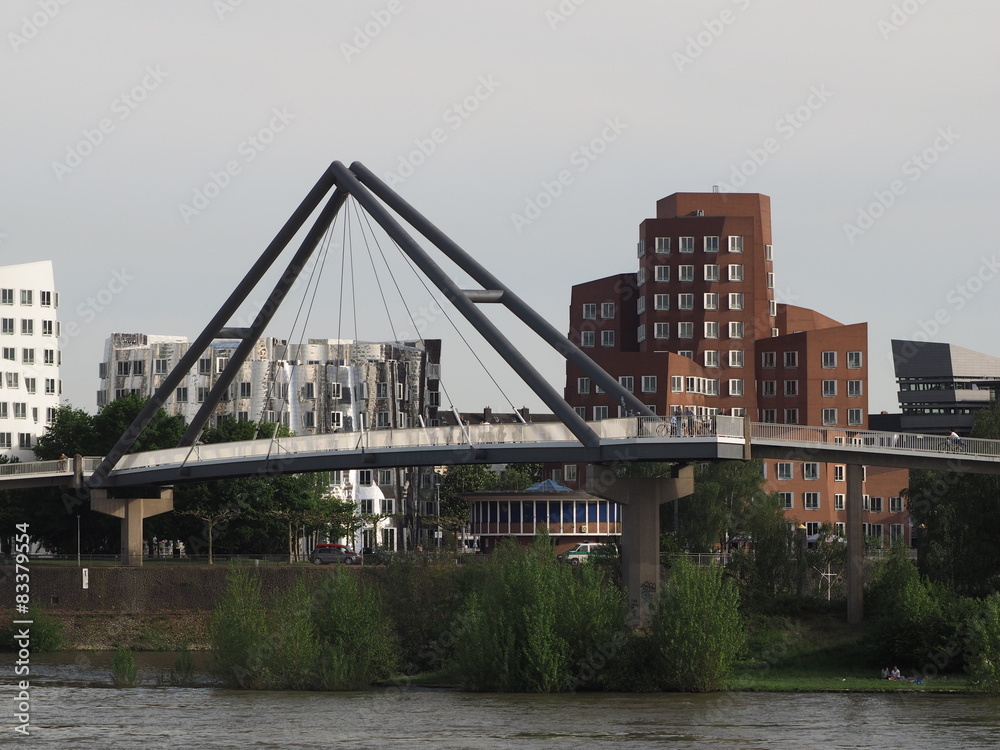 Naklejka premium Brücke in der Skyline von Düsseldorf 