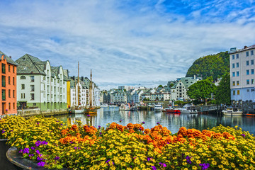 Acrylglasbilder Stadt am Wasser Hafenstadt Ålesund an der norwegischen Küste  © Travel Faery