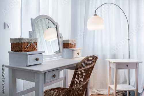 Foto White dressing table in apartment