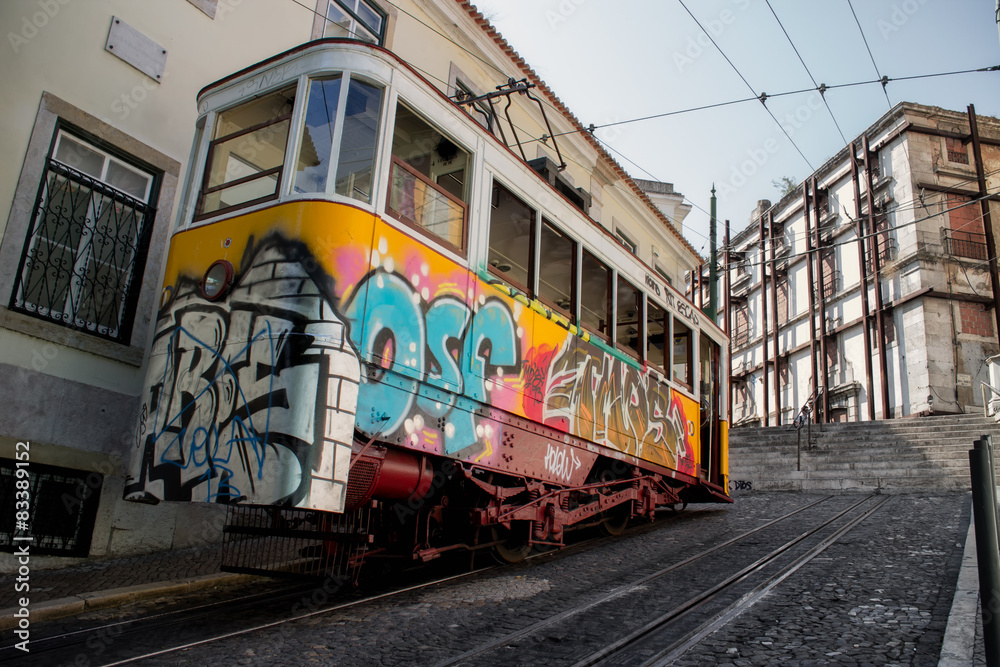 Fototapeta premium Lissabon historische Straßenbahn lisboa