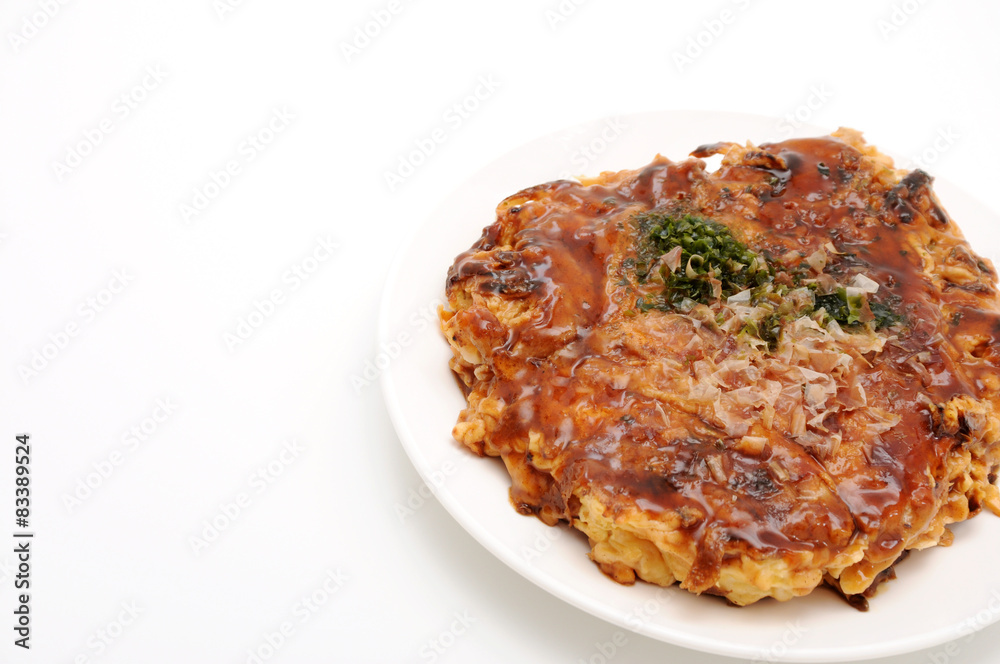 お皿にのせた お好み焼き 豚玉 白背景 お皿にのせた お好み焼き 豚玉 白背景