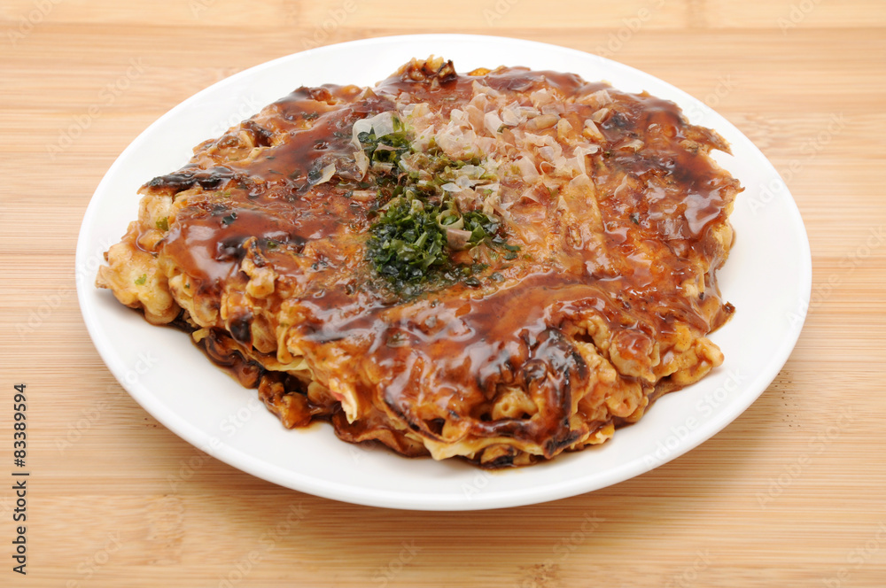 お皿にのせた お好み焼き 豚玉 テーブル お皿にのせた お好み焼き 豚玉 テーブル