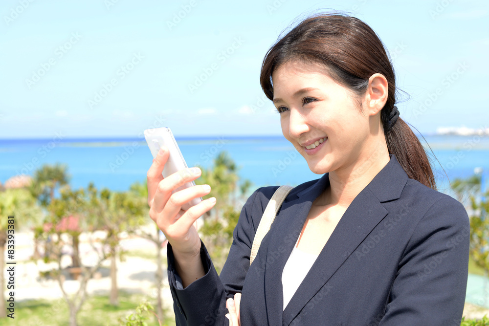 スマートフォンを持つ女性 スマートフォンを持つ女性