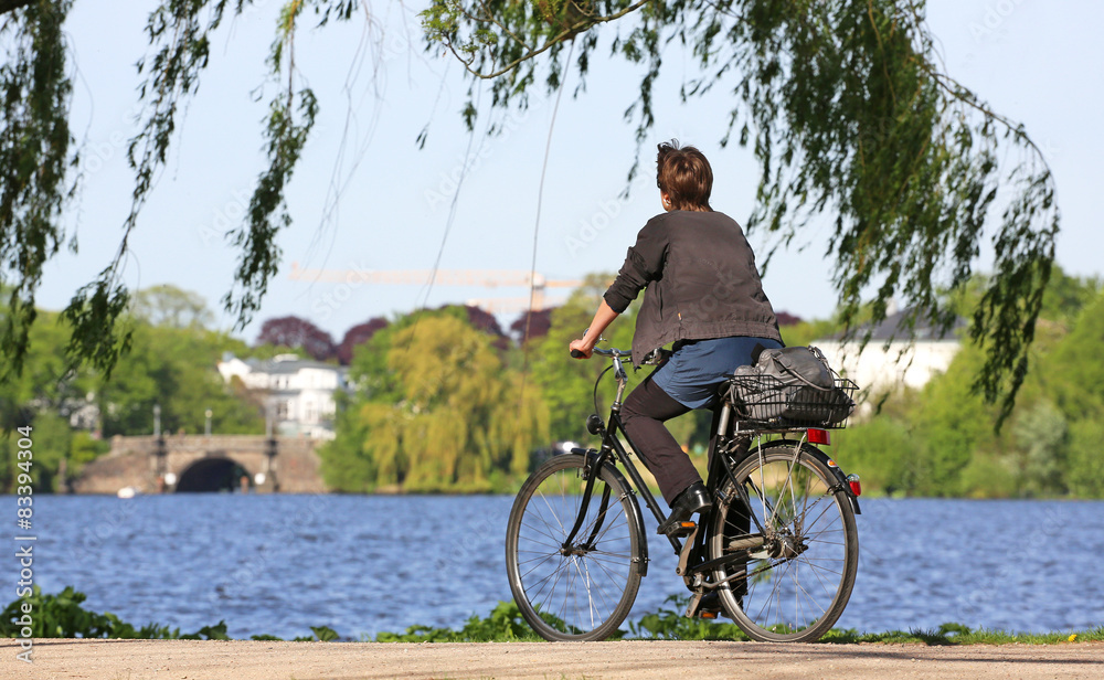 Fototapeta premium Radfahrerin an der Alster