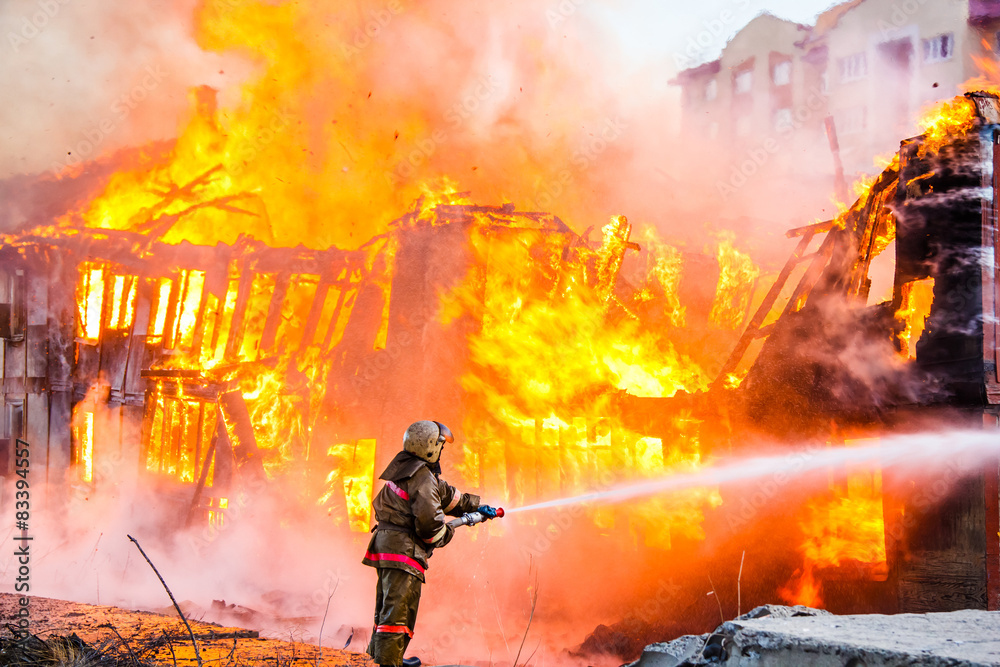 Obraz premium Fireman extinguishes a fire