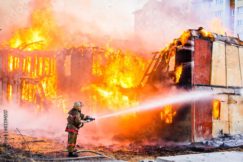 Canvas Print Fireman extinguishes a fire
