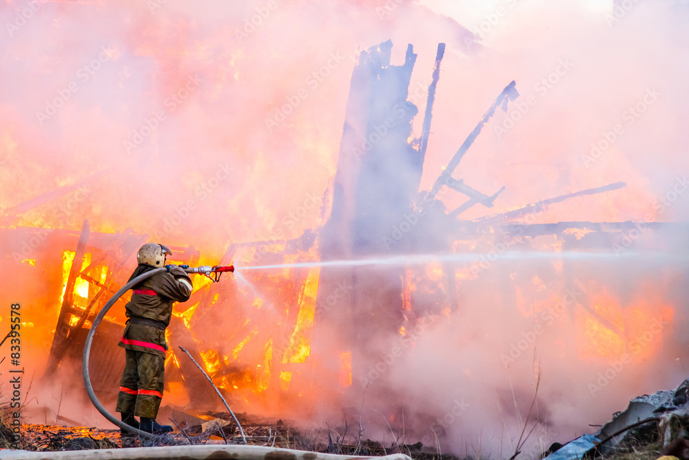 Obraz premium Fireman extinguishes a fire