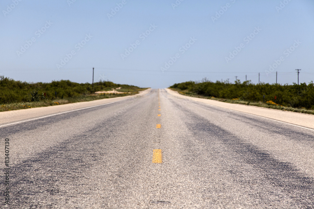 Fototapeta premium asphaltierte Straße in einer Landschaft