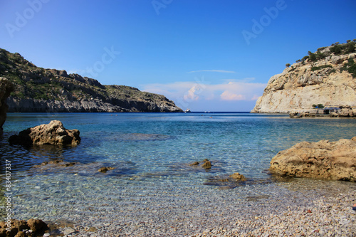 Bucht mit kristallklarem Wasser in Rhodos, Griechenland