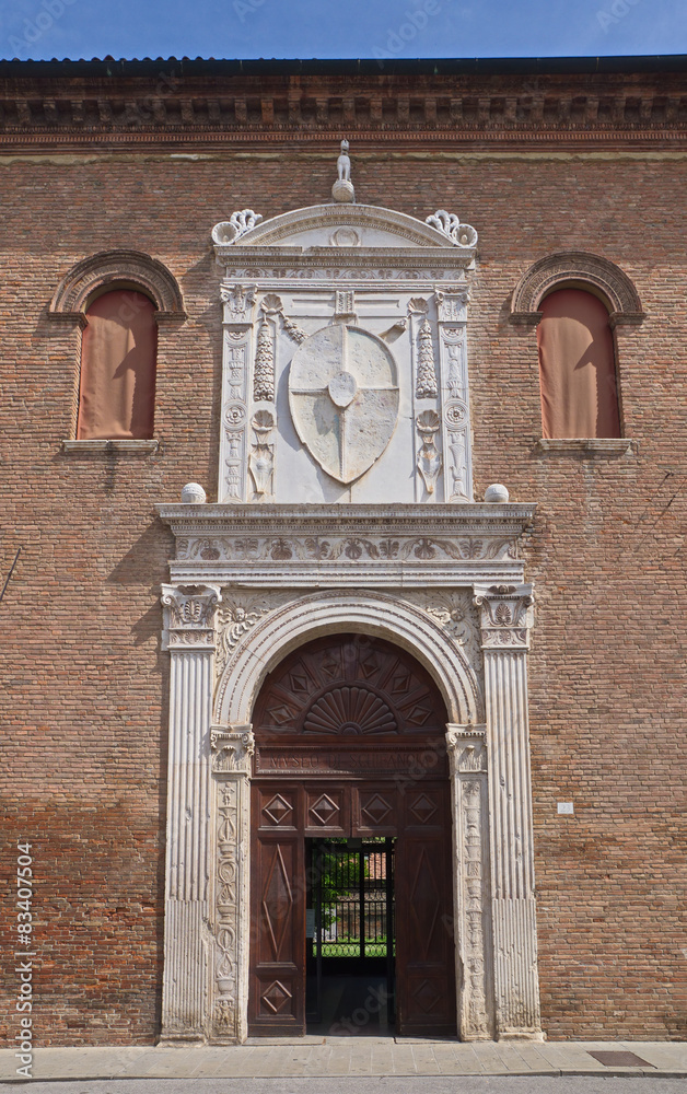 Portal des Palazzos Schifanoia in Ferrara / Italien