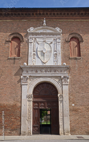 Portal des Palazzos Schifanoia in Ferrara / Italien photo