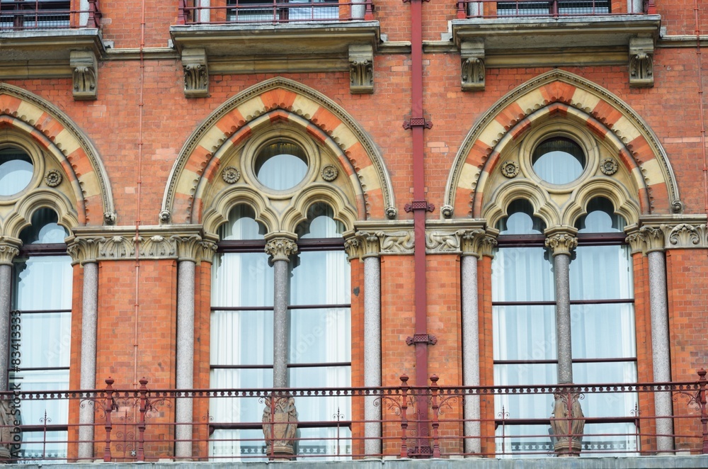 Obraz premium Close up view of red victorian windows