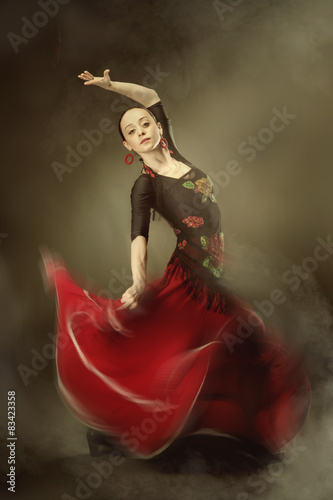 Φωτογραφία young woman dancing flamenco