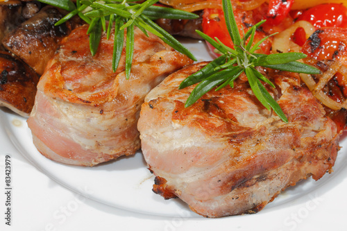 Gegrillte Schweinemedaillons,Champignons, Paprika, Tomaten