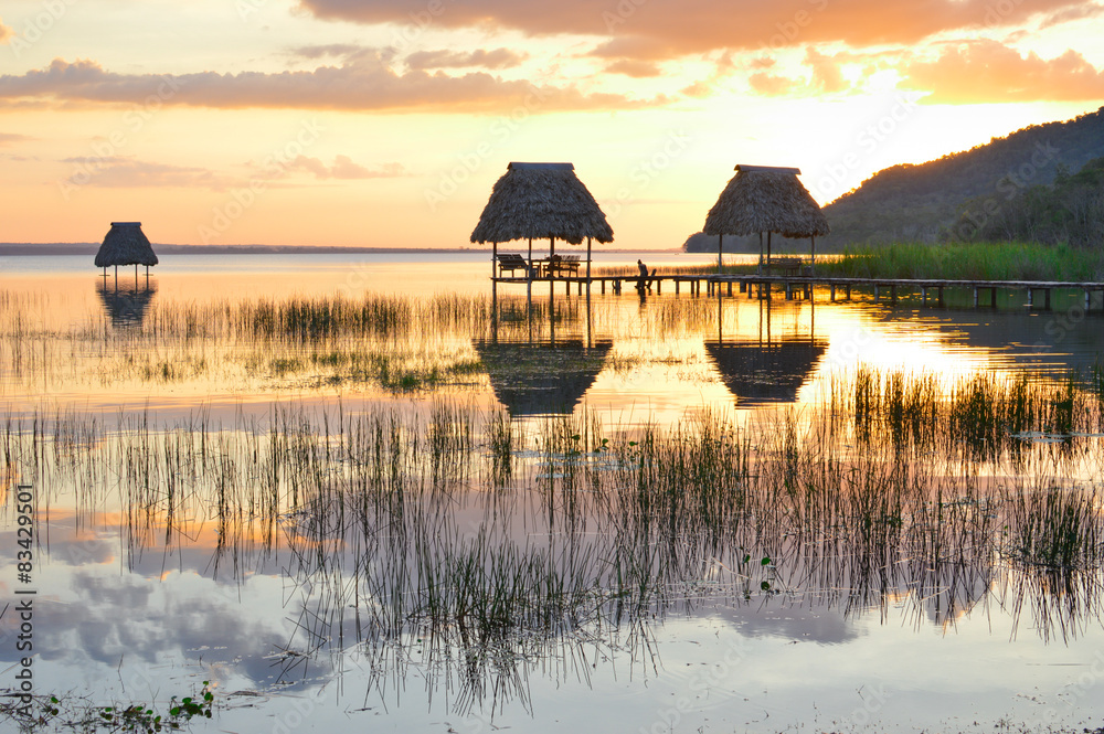 Obraz premium Sunset at the lake Peten Itza in El Ramate. Central America