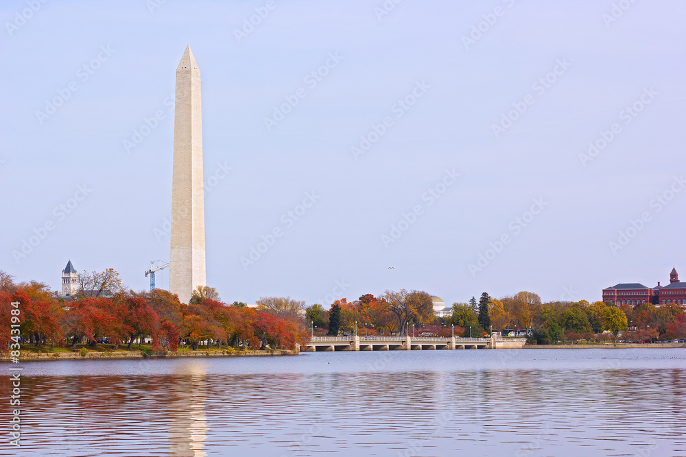 Obraz premium Tidal Basin and Washington Monument in fall. 