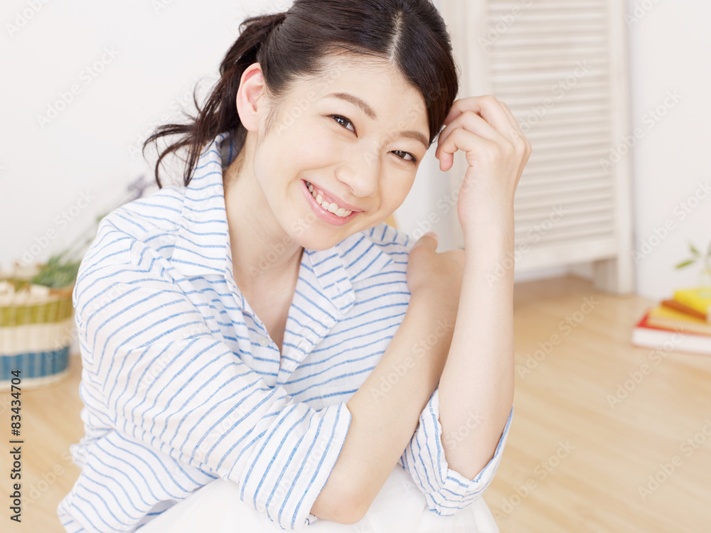 部屋で笑顔の女性
