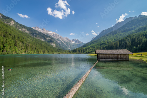 idyllische Sommerlandschaft mit Bergsee und Alpen