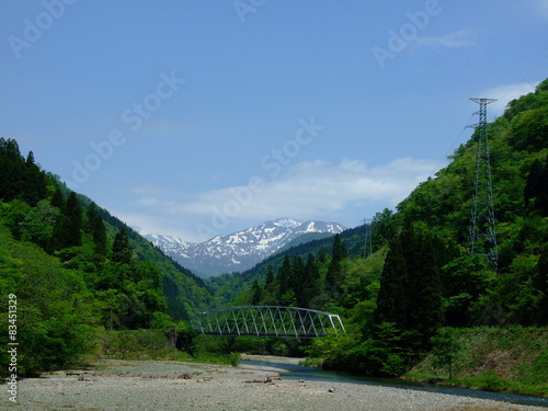 白山連峰と打波川