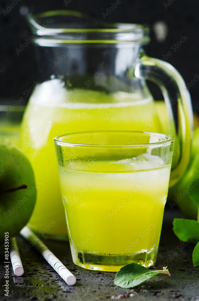 Fresh apple juice and green apples Fresh apple juice and green apples