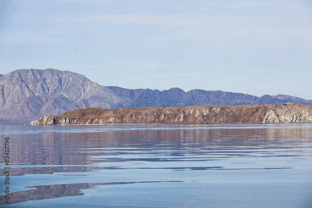 Mar en calma en Bahía de los Ángeles - Baja California
