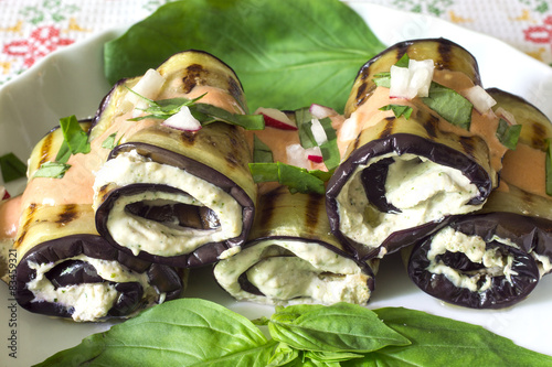 Вкусные рулетики из баклажан, фаршированные сыром Фета