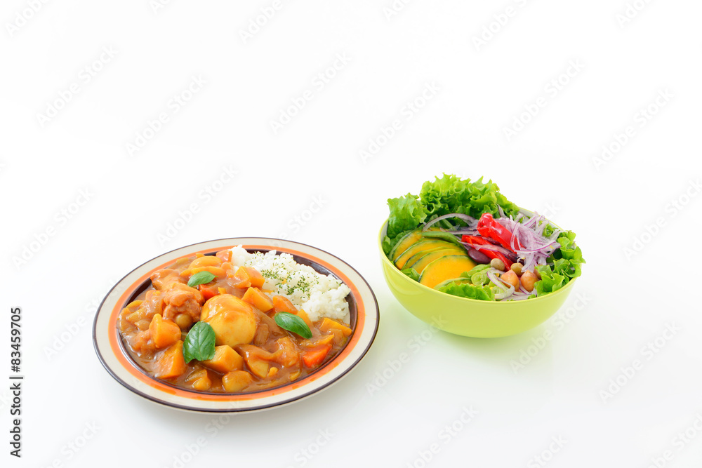 美味しそうなカレーライスとサラダ