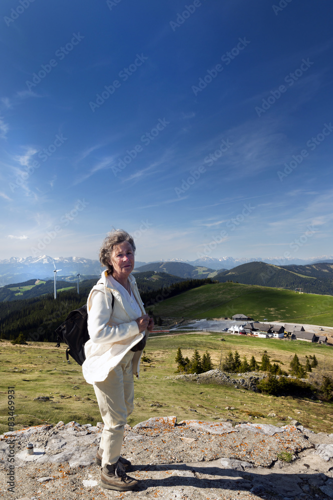 Seniorin beim Wandern in den Lavanttaler Alpen, Österreich