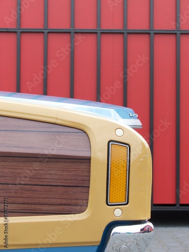 Amerikanischer Station Wagon mit Holzdekor und Katzenauge der Siebzigerjahre vor roter Fassade im Oldtimer-Park Lippe in Lage bei Detmold in Ostwestfalen-Lippe