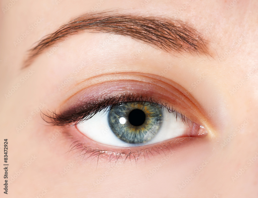 Obraz premium Oko młodej kobiety z kropli łzy z bliska