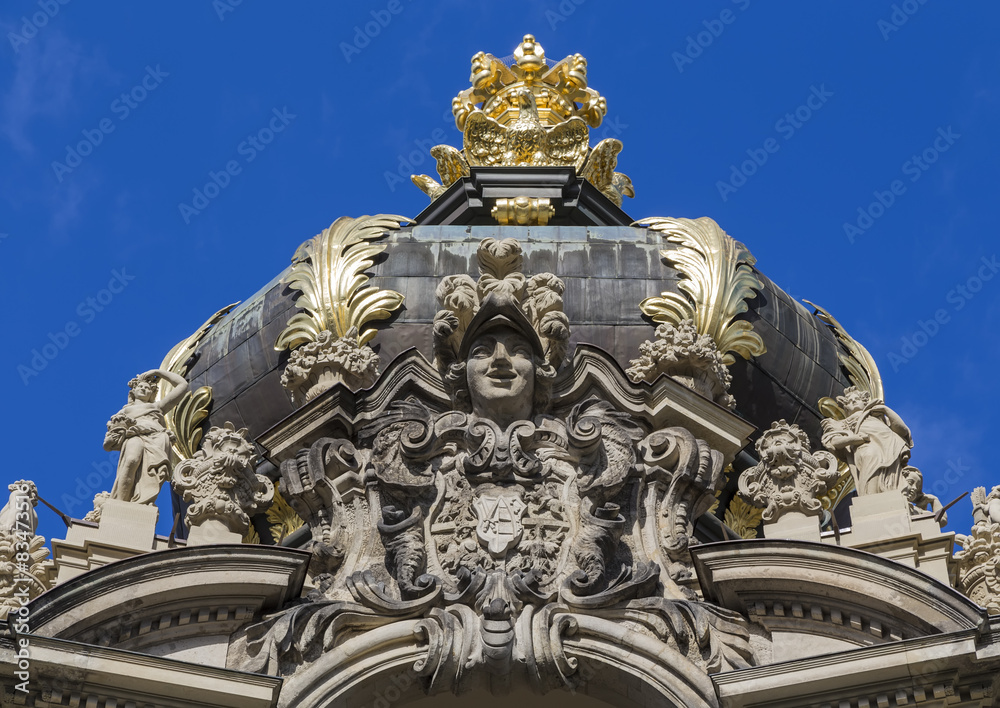 Decorative moldings at the top of the gate Zwinger