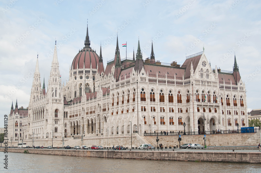 Здание венгерского парламента (венг. Országház )