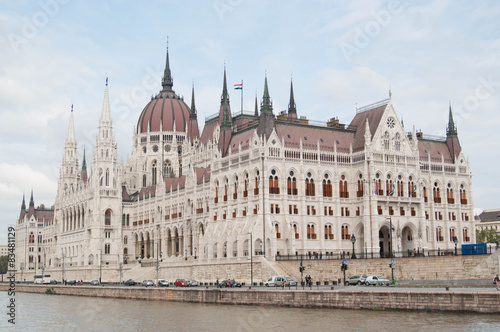 Здание венгерского парламента (венг. Országház )