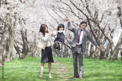 桜並木に立つ家族 © milatas