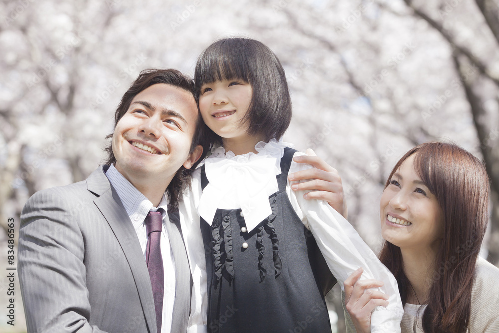 桜並木に立つ家族