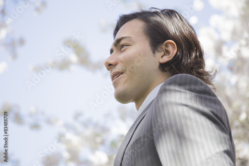 桜並木を歩く家族