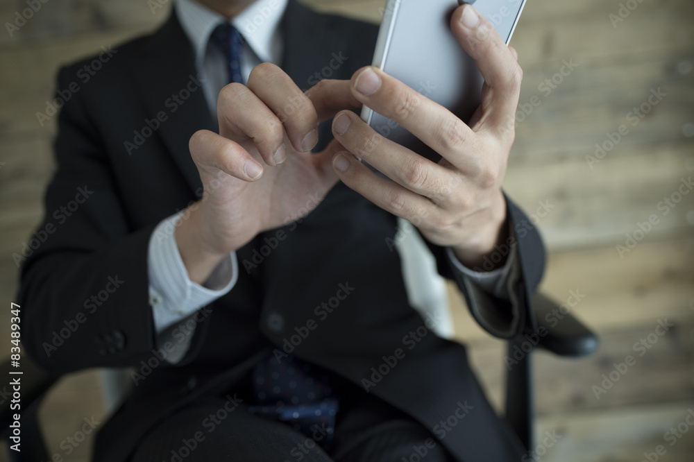 Businessmen are using a smartphone