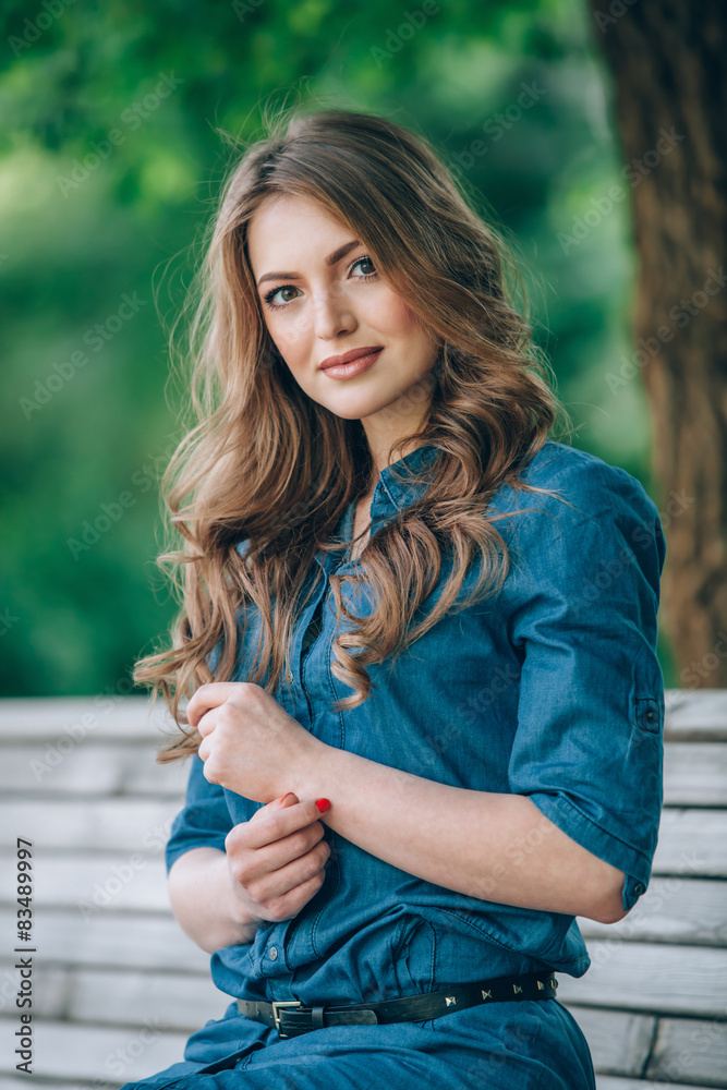 Naklejka premium portrait of a beautiful blonde outdoors in the park