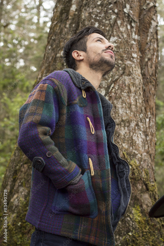 Fototapeta premium joven latino sonriendo 