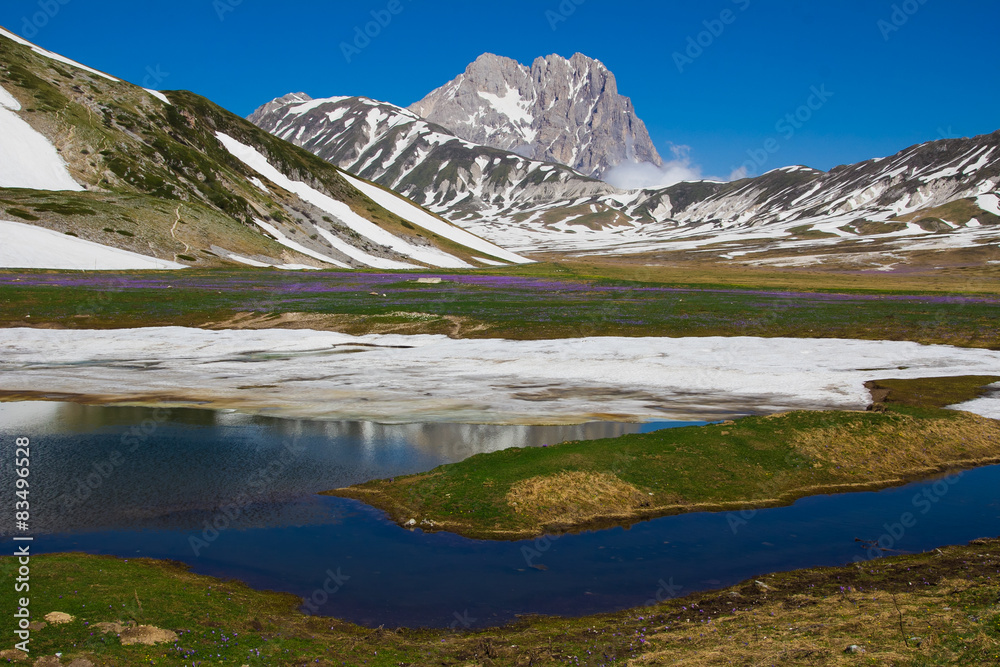 Piccolo laghetto di montagna in Abruzzo