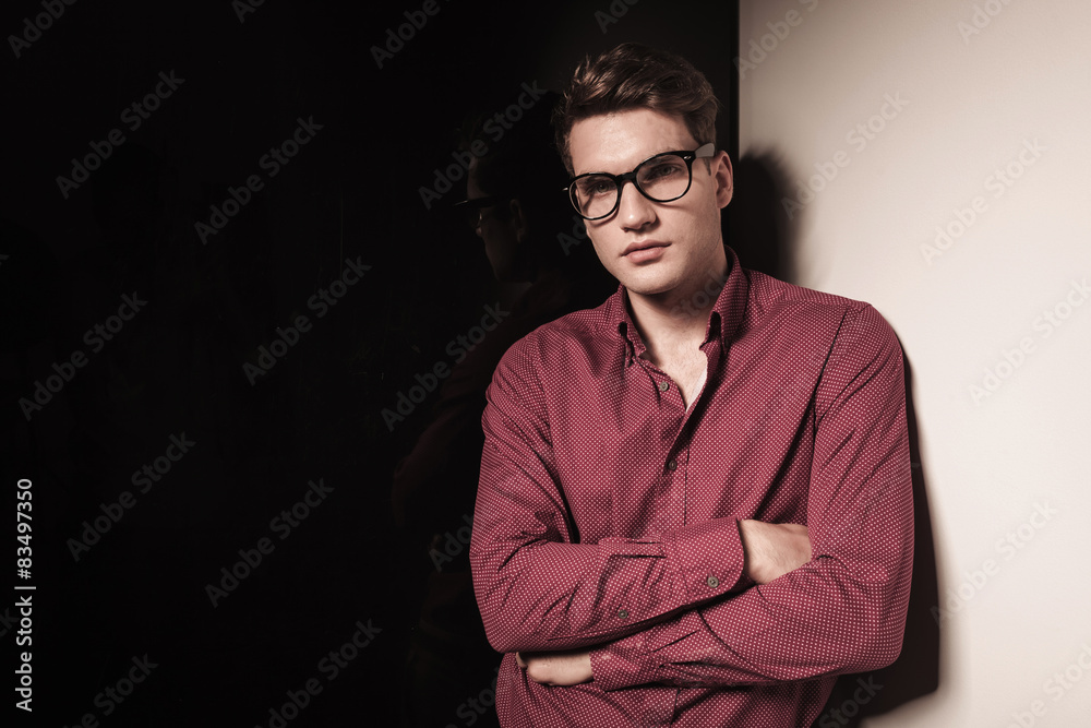Obraz premium business man standing with his hands crossed