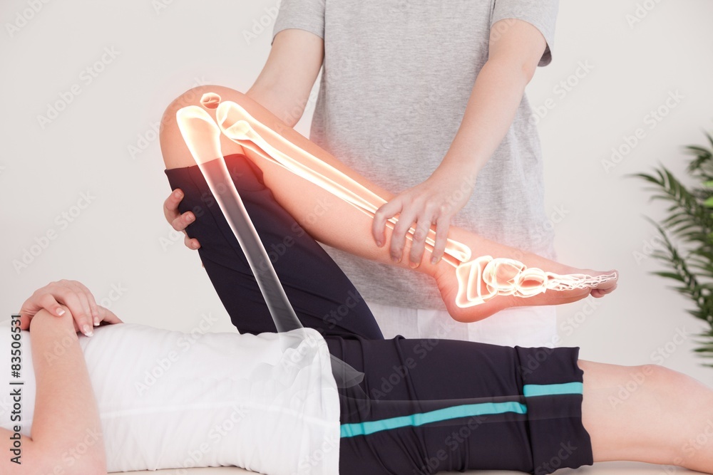 Obraz premium Highlighted bones of woman at physiotherapist 