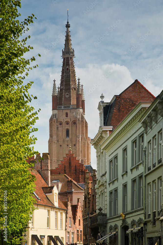 Fototapeta premium Kirchturm der Liebfrauenkirche in Brügge