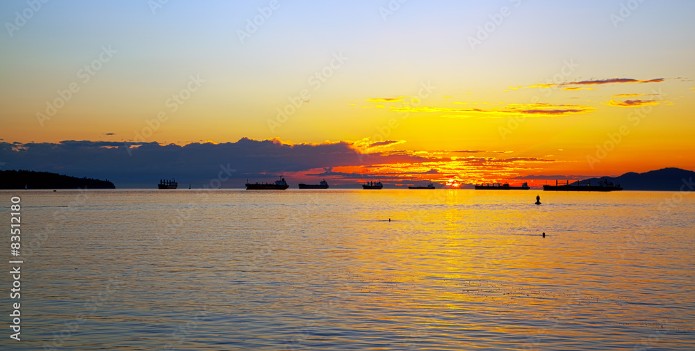 Naklejka premium Sonnenuntergang in Vancouver am Wasser mit Bergen und Schiffen