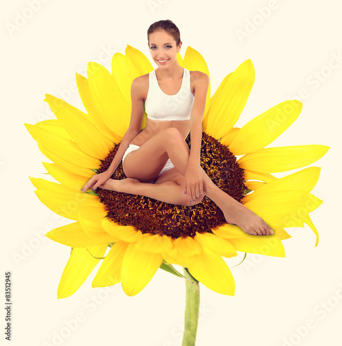 Beautiful young woman sitti...