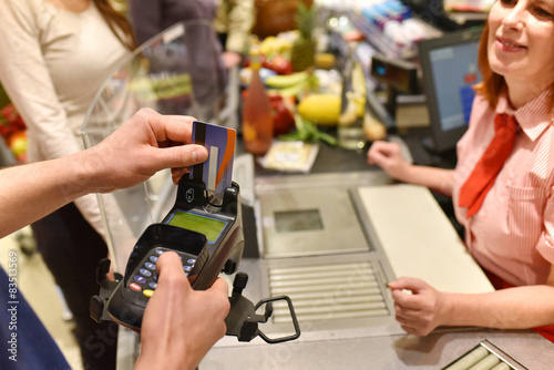 Canvastavla Bezahlung mit EC-Karte im supermarkt beim einkaufen