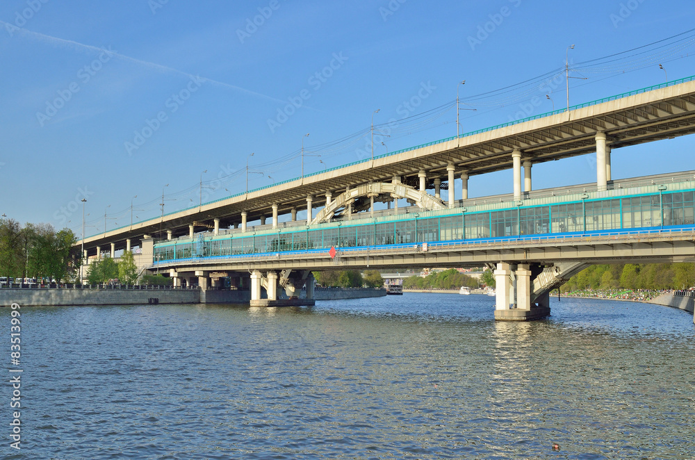 Москва, двухуровневый метромост на Воробьевых горах Москва, двухуровневый метромост на Воробьевых горах